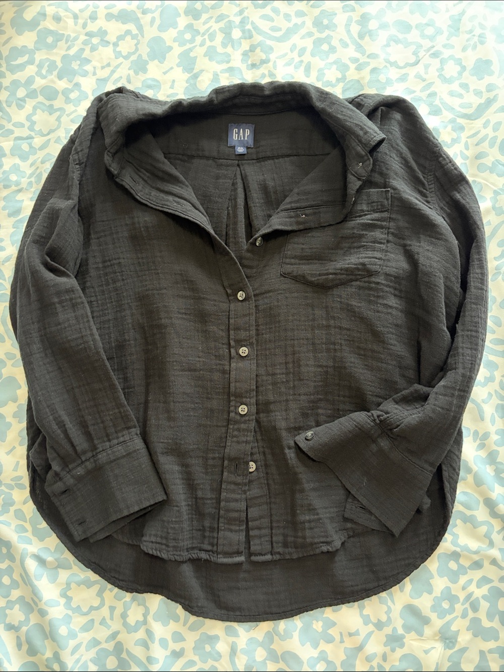 GAP Women’s wide fit gauze cotton black Button-Down Shirt